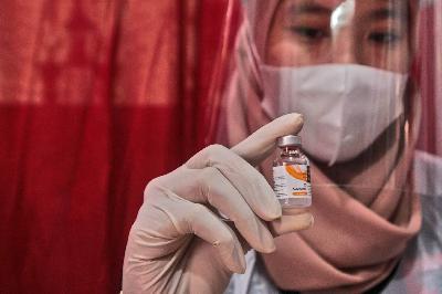 Tenaga kesehatan menunjukkan vaksin COVID-19 sebelum disuntikkan pada warga di Kampung Tangguh Jaya Cideng, Jakarta, 10 April 2021. TEMPO/Hilman Fathurrahman W