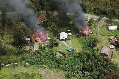 Dua rumah terbakar yang diduga dilakukan kelompok kriminal bersenjata (KKB) di Distrik Beoga, Kabupaten Puncak, 13 April 2021. Dok. Humas Polda Papua