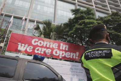Aparat kepolisian menjaga tempat karantina warga negara India di sekitar Hotel Holiday Inn, Gajah Mada, Jakarta, 25 April 2021. TEMPO/Muhammad Hidayat