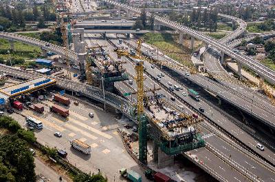 Pembangunan struktur pier proyek Kereta Cepat Jakarta-Bandung (KCJB) di Gerbang Tol (GT) Cikunir 2, Bekasi Selatan, Jawa Barat, 22 Maret 2021. TEMPO/Tony Hartawan