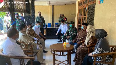 Menteri Pertahanan Prabowo Subianto mengunjungi salah satu keluarga dari kru KRI Nanggala 402, di Surabaya, Jawa Timur, pada Senin, 26 April 2021. 