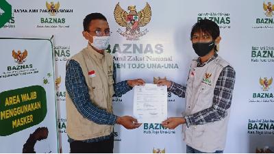 Dai Mualaf Center BAZNAS memberi santunan berupa mukena dan baju koko kepada mualaf Dusun Linte Takibangke, Kecamatan Ulubongka, Kabupaten Tojo Una-Una, Sulawesi Tengah, Selasa 20 April 2021.