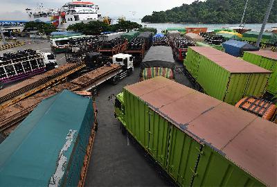 Truk mengantre untuk menyeberang ke Sumatera di Dermaga II Pelabuhan Merak, Banten, 10 April 2021. ANTARA/Asep Fathulrahman