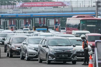 Sejumlah kendaraan melintas di pos sekat Gerbang Tol Bogor, Tanah Baru, Kota Bogor, Jawa Barat, 6 Februari 2021.  TEMPO / Hilman Fathurrahman W
