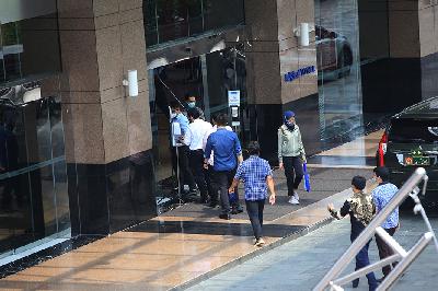 Sejumlah pekerja memasuki sebuah gedung perkantoran di Jakarta, 27 April 2021. TEMPO/Subekti.