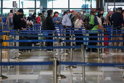 Penumpang mengantre di Terminal 3 Bandara Soekarno Hatta, Tangerang, Banten, 23 April 2021. ANTARA/Fauzan
