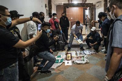 Personel kepolisian menggelar barang bukti saat penggeledahan di bekas markas Front Pembela Islam (FPI), Petamburan, Jakarta, 27 April 2021. ANTARA/Aprillio Akbar