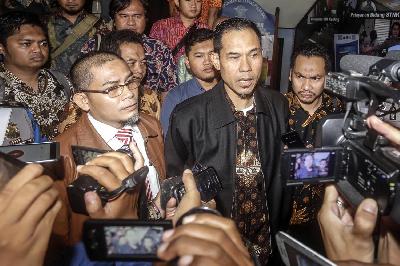 Munarman (kedua dari kanan) menjalani pemeriksaan sebagai tersangka pelanggaran UU ITE di Direktorat Kriminal Khusus Polda Bali, Denpasar, Bali, 14 Februari 2017. Johannes P. Christo untuk TEMPO