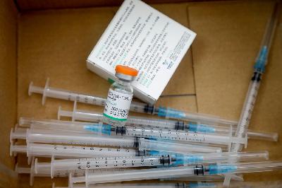 Vaksin Covid-19 merk Sinopharm di Palestina, 1 April 2021. REUTERS / Raneen Sawafta