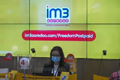 Suasana pelayanan provider telepon selular Indosat Ooredoo di Kota Kasablanka, Jakarta, 12 Januari 2021. TEMPO/Tony Hartawan