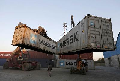 Bongkar muat kontainer di Pelabuhan Thar Dry, Sanand, Gujarat, India. REUTERS/Amit Dave