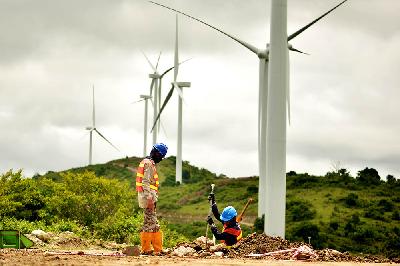 Proyek pembangunan turbin kincir angin di atas bukit Desa Mattirotasi, Kabupaten Sidrap, Sulawesi Selatan. Tempo/Iqbal Lubis