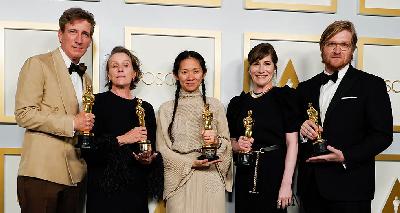 Produser Peter Spears (kiri), Frances McDormand, Chloe Zhao, Mollye Asher dan Dan Janvey, pemenang penghargaan untuk gambar terbaik "Nomadland," di Los Angeles, California, 25 April 2021. Reuters/Chris Pizzello/Pool