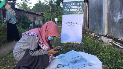 Zakat Community Development memberikan pelatihan membuat foto produk dengan smartphone kepada salah satu kelompok binaan ZCD, yaitu Kelompok Puan Teduh di Desa Purworejo, Kecamatan Donomulyo, Kabupaten Malang, Jawa Timur, Pada 23 April 2021, 