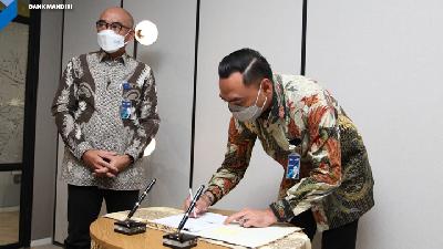 Penandatanganan kerja sama antara Bank Mandiri dan Direktorat Jenderal Kekayaan Negara Kementerian Keuangan dalam penyediaan layanan virtual account pungutan setoran jaminan lelang oleh KPKNL, di Jakarta, Jumat, 30 April 2021.  