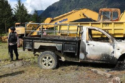 Kendaraan milik PT Unggul yang diduga dibakar KKB di Kabupaten Puncak. ANTARA/HO-Polres Puncak