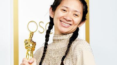 Chloé Zhao saat menerima penghargaan Best Picture dalam Penghargaan Piala Oscar ke 93, di Los Angeles, California, Amerika Serikat, 25 April 2021. POOL