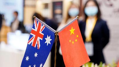 Bendera Australia dan Cina saat pertemuan dua negara dalam Perhelatan Cina Internasional Import Expo di Shangai, Cina, September 2020. Reuters/Aly Song