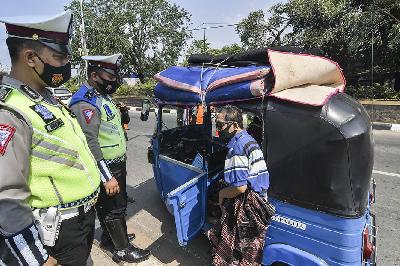 Sejumlah petugas Kepolisian menghentikan pemudik yang menggunakan bajaj di Kedungwaringin, Kabupaten Bekasi, Jawa Barat, 29 April 2021. ANTARA/Fakhri Hermansyah