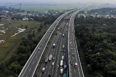 Foto udara sejumlah kendaraan melaju di tol layang Jakarta-Cikampek MBZ (Mohamed Bin Zayed), Karawang, Jawa Barat, 12 April 2021. ANTARA/M Ibnu Chazar