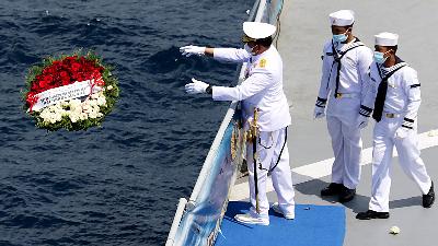 The Navy Chief of Staff Adm. Yudo Margono threw flowers into the sea during the Petals Sowing Ceremony on board of KRI Dr. Soeharso-990 in the waters north of Bali, April 30. The ceremony was held as the final tribute to the crew of the KRI Nanggala-402.
Antara/Budi Candra Setya
