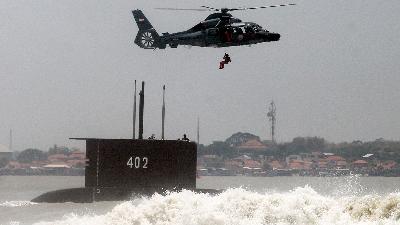 A member of the Indonesian Military (TNI) fast roping above the KRI Nanggala-402 submarine during TNI’s 69th Anniversary commemoration which was held at Ujung Pier, Surabaya, East Java, in October 2014.
Antara/Suryanto
