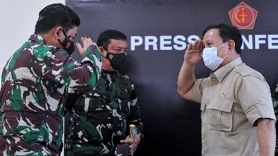 TNI Commander Marshal Hadi Tjahjanto (left) salutes Defense Minister Prabowo Subianto after giving a during the KRI Nanggala-402 press conference at Air Base I Gusti Ngurah Rai, Badung, Bali, April 22. 
Antara/Fikri Yusuf
