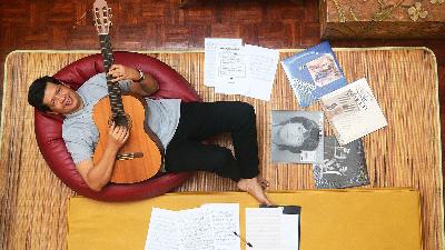 Candra Darusman, musician and chairman of the Federation of Indonesian Musicians Union (FESMI) plays guitar at his home in South Tangerang, April 23.
Tempo/STR/Nurdiansah
