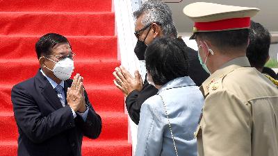 Myanmar’s junta Chief Sr. Gen. Min Aung Hlaing (left) gestures as he is welcomed upon his arrival ahead of the ASEAN leaders’ summit, at the Soekarno-Hatta International Airport in Tangerang, Banten, April 24. 
Courtesy of Rusman/Indonesian Presidential Palace/Handout via Reuters
