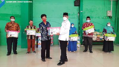 Penyerahan Paket Ramadhan Bahagia di Wilayah Jawa Timur, Jumat 30 April 2021.
