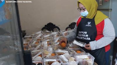 Salah satu mustahik BAZNAS Microfinance, sedang menyiapkan makanan berbuka untuk program Hidangan Berkah Ramadhan (HBR).