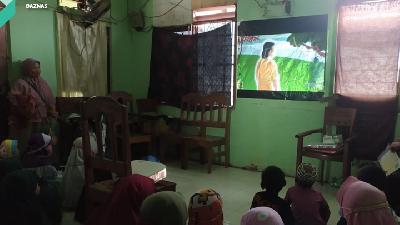 Acara nonton bareng kisah para nabi di Rumah Qur’an yang diselenggarakan program Zakat Community Development (ZCD) di Kampung Ambon, Kecamatan Distrik Abepura, Kabupaten Jayapura, Papua, Jumat 23 April 2021.