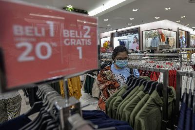 Pembeli melihat koleksi pakaian jadi di Matahari Department Store, Mall Artha Gading, Jakarta. TEMPO/Tony Hartawan