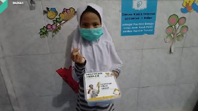 Salah satu anak menerima Paket Hidangan Berkah Ramadan dari BAZNAS Microfinance di Panti Asuhan Anak Kunsum Teratai dan Rumah Yatim dan Dhuafa Baiti Jannati, Kawasan Tebet dan Manggarai, Jakarta Selatan.