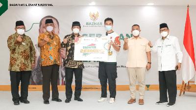 Penyaluran secara simbolis 700 paket sembako BAZNAS oleh SiCepat di Kantor Baznas, Matraman, Jakarta Timur, Senin 03 Mei 2021. 