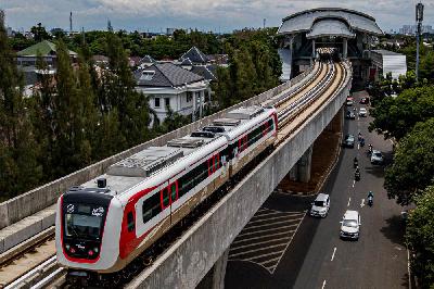 Light Rail Transit (LRT) Rute Klapa Gading-Velodrome di Pulo Mas, Jakarta, 2 November 2020. Tempo/Tony Hartawan