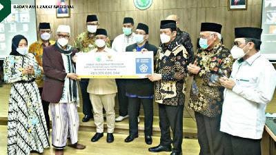 Pemberian bantuan untuk pembangunan Rumah Sakit Indonesia di Hebron Palestina secara simbolis di Kantor MUI,