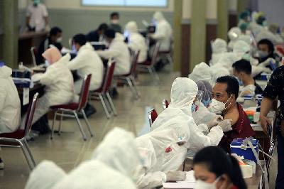 Sejumlah pekerja menerima Vaksinasi COVID-19 di Gedung Kemenaker, Jakarta, 4 Mei 2021. TEMPO/Muhammad Hidayat