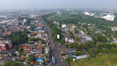 Kendaraan melintasi pos cek point pengamanan lebaran di Simpang Cijago, Jalan Raya Bogor, Depok, Jawa Barat, 6 Mei 2021.  TEMPO/Subekti.