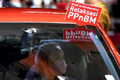 Pengunjung menaiki mobil yang bertuliskan insentif Pajak Penjualan atas Barang Mewah pada IIMS Hybrid 2021 di JiExpo Kemayoran, Jakarta, 18 April 2021. ANTARA/Sigid Kurniawan