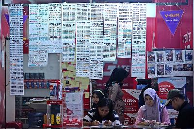 Penjual kartu perdana prabayar operator seluler di kawasan Jakarta Barat. TEMPO/Tony Hartawan
