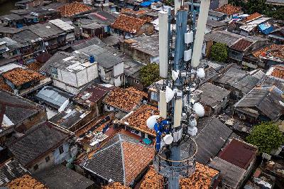 Petugas sedang melakukan pengecekan perangkat BTS di daerah Bendungan Hilir, Jakarta, 26 Februari 2021. Tempo/Tony Hartawan