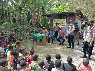 Kepolisian Resor Puncak Jaya menyambangi warga kampung Yalinggua, Distrik Muara, Kabupaten Puncak Jaya, 24 April 2021. humas.polri.go.id