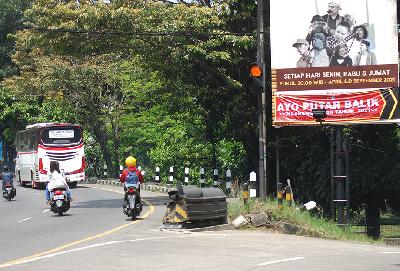 Spanduk larangan mudik di Nagreg, Kabupaten Bandung, Jawa Barat, 5 Mei 2021. TEMPO/Prima Mulia