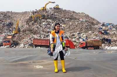 Direktur Eksekutif Gerakan Indonesia Diet Kantong Plastik (GIDKP), Tiza Mafira, di tempat pembuangan sampah terpadu (TPST)  Bantargebang, Kota Bekasi, Jawa Barat. Dok. GIDKP