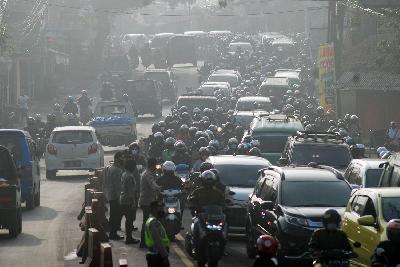 Kendaraan pemudik dan pengendara komuter terjebak kemacetan di pos penyekatan larangan mudik di Bandung, Jawa Barat, 7 Mei 2021. TEMPO/Prima Mulia