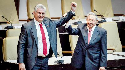 Miguel Díaz-Canel (kiri) saat terpilih menjadi Presiden Kuba menggantikan Raúl Castro saat Sidang Nasional di Havana, Kuba, April 2018. Reuters / Adalberto Roque / Pool via Reuters