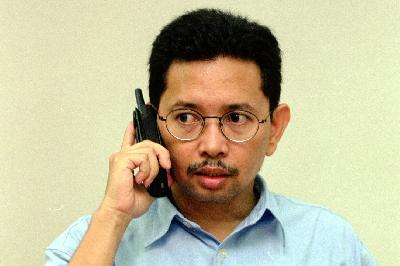 Toriq Hadad menelepon di sela-sela kedatangan Todung Mulya Lubis di kantor Tempo, Jakarta, 2000. Dok. TEMPO/Bernard Chaniago