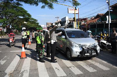 Polisi perintahkan putarbalik kendaraan terindikasi mudik di pos penyekatan larangan mudik di Parakanmuncang, Sumedang, Jawa Barat, 9 Mei 2021.  TEMPO/Prima Mulia