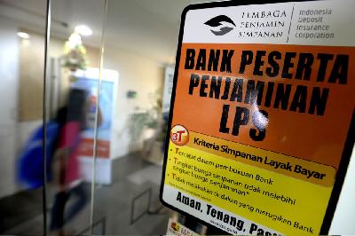 Nasabah memasuki pintu sebuah bank bertanda Bank Peserta Pinjaman LPS di kawasan Sabang, Jakarta. TEMPO/Tony Hartawan